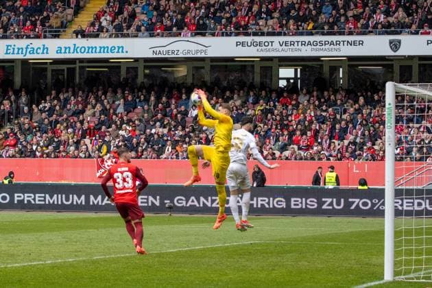 20.04.2024, Fußball 2. Bundesliga, Saison 2023 24, 30. Spieltag: 1. FC Kaiserslautern gegen SV Wehen Wiesbaden (1:1). Julian Krahl (18, 1. FC Kaiserslautern) hat den Ball sicher
