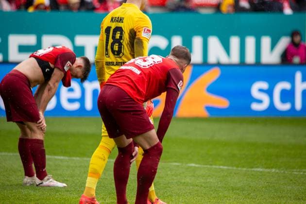 20.04.2024, Fußball 2. Bundesliga, Saison 2023 24, 30. Spieltag: 1. FC Kaiserslautern gegen SV Wehen Wiesbaden (1:1). Große Enttäuschung bei den Spielern von Kaiserslautern nach dem Abpfiff. Das Unentschieden im Abstiegsduell fühlt sich an wie eine Niederlage