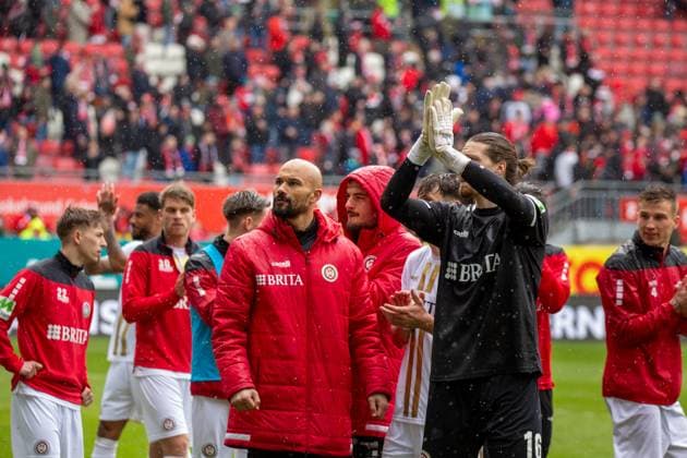 20.04.2024, Fußball 2. Bundesliga, Saison 2023 24, 30. Spieltag: 1. FC Kaiserslautern gegen SV Wehen Wiesbaden (1:1). Große Freude der Spieler des SV Wehen Wiesbaden nach dem Remis in Kaiserslautern