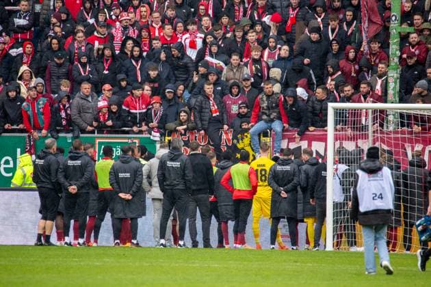 20.04.2024, Fußball 2. Bundesliga, Saison 2023 24, 30. Spieltag: 1. FC Kaiserslautern gegen SV Wehen Wiesbaden (1:1). Die Mannschaft des 1. FC Kaiserslautern stellt sich nach dem enttäuschenden Unentschieden den Fans