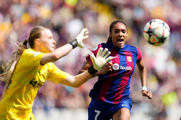 FC Barcelona, Barca v Chelsea FC Women: Semi-final First Leg - UEFA Women s Champions League Salma Paralluelo of Barcelona and Spain and Hannah Hampton of Chelsea and England compete for the ball during the UEFA Women s Champions League 2023 24 semi-final Leg One match between FC Barcelona and Chelsea FC at on April 20, 2024 in Barcelona, Spain. Barcelona Spain  Copyright: xJosexBretonx originalFilename:breton-fcbarcel240420_np2XR.jpg