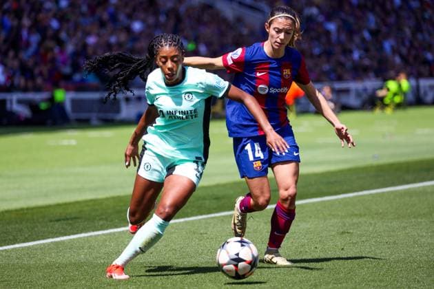 Barcelona, Spain, Apr 20th 2024: Aitana Bonmati (14 Barcelona) and Ashley Lawrence (12 Chelsea) in action during the UEFA Womens Champions League football match between FC Barcelona, Barca and Chelsea FC at the Estadi Olimpic Lluis Companys in Barcelona, Spain (Judit Cartiel SPP) Copyright: xJuditxCartiel SPPx spp-en-JuCa-FCBvCHE_JCG_1862