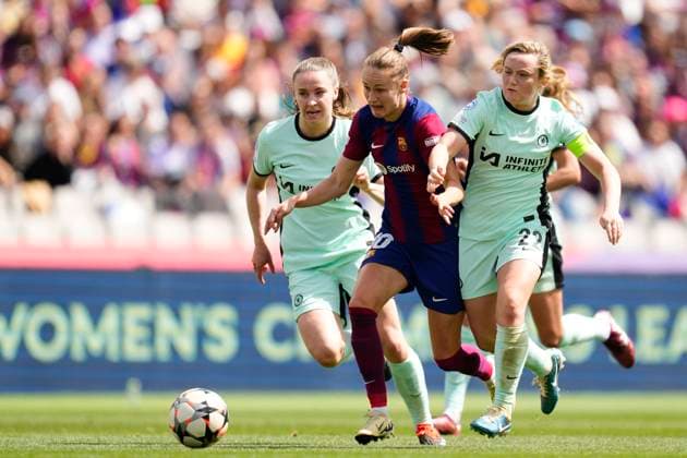 FC Barcelona, Barca v Chelsea FC Women: Semi-final First Leg - UEFA Women s Champions League Vicky Lopez of Barcelona and Spain and Erin Cuthbert of Chelsea and Scotland compete for the ball during the UEFA Women s Champions League 2023 24 semi-final Leg One match between FC Barcelona and Chelsea FC at on April 20, 2024 in Barcelona, Spain. Barcelona Spain  Copyright: xJosexBretonx originalFilename:breton-fcbarcel240420_npEjz.jpg