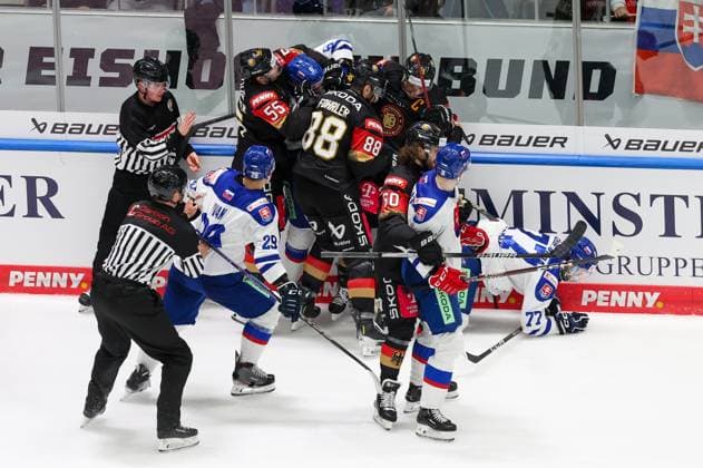 Sport Themen der Woche KW16 Rauferei zwischen den beiden Mannschaften, Deutschland vs. Slowakei, WM-Vorbereitung 2024, Eishockey, 20.04.2024 Augsburg Bayern Deutschland *** Scuffle between the two teams, Germany vs Slovakia, World Cup preparation 2024, ice hockey, 20 04 2024 Augsburg Bavaria Germany Copyright: xkolbert-press ChristianxKolbertx