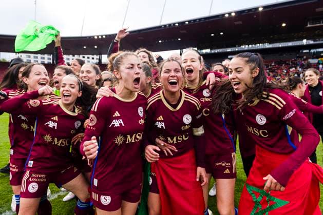 Sport Themen der Woche KW16 Sport Bilder des Tages 20.04.2024, Zürich, Stadion Letzigrund, Axa Swiss Cup Final: BSC YB Frauen - Servette FC ChÃªnois FÃ minin, 6 Elodie Nakkach (Servette FC Chenois Feminin), 7 Imane Saoud (Servette FC Chenois Feminin), 16 Monica Mendes (Servette FC Chenois Feminin), 21 Maeva Clemaron (Servette FC Chenois Feminin), 4 Laura Felber (Servette FC Chenois Feminin), 10 Malena Ortiz (Servette FC Chenois Feminin), 5 Sandrine Mauron (Servette FC Chenois Feminin), goalkeeper Ines Pereira (Servette FC Chenois Feminin) Zürich Stadion Letzigrund Zürich Switzerland *** 20 04 2024, Zurich, Letzigrund Stadium, Axa Swiss Cup Final BSC YB Women Servette FC Chênois Feminin, 6 Elodie Nakkach Servette FC Chenois Feminin , 7 Imane Saoud Servette FC Chenois Feminin , 16 Monica Mendes Servette FC Chenois Feminin , 21 Maeva Clemaron Servette FC Chenois Feminin , 4 Laura Felber Servette FC Chenois Feminin , 10 Malena Ortiz Servette FC Chenois Feminin , 5 Sandrine Mauron Servette FC Chenois Feminin , goalkeeper Ines Pereira Servette FC Chenois Feminin Zurich Stadium Letzigrund Zurich Switzerland  Copyright: xJustPictures.ch MarcioxMachadox