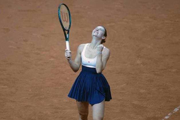 Jubel und Freude bei Marta Kostyuk (UKR) nach Ihrem Sieg gegen Marketa Vondrousova (CZE) und den Einzug ins Finale des Porsche Tennis Grand Prix. xettx, Deutschland, Stuttgart, 20.04.2024, Tennis, Porsche Tennis Grand Prix, Day 8, 2024, Halbfinale, M.Kostyuk-M.Vondrousova, Porsche Arena Foto: A2 Bildagentur Peter Hartenfelser
