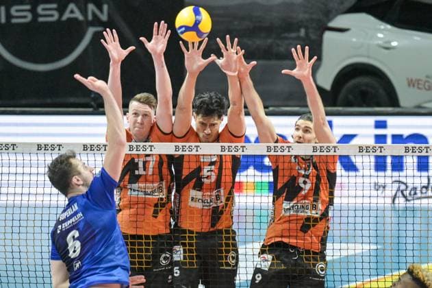 Sport Bilder des Tages Berlin, Deutschland 20. April 2024: 1. VBL - 2023 2024 - Finale - Sp.3 -Berlin Recycling Volleys vs. VfB Friedrichshafen Im Bild: v. li. im Zweikampf Michal Superlak (VfB Friedrichshafen), Marek Sotola (BR Volleys), Nehemiah Mote (BR Volleys), Timothee Carle (BR Volleys) Copyright: xFotostandx xReuhlx