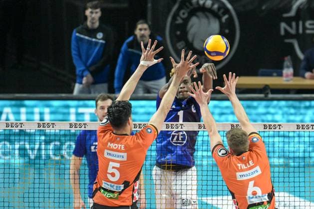 Berlin, Deutschland 20. April 2024: 1. VBL - 2023 2024 - Finale - Sp.3 -Berlin Recycling Volleys vs. VfB Friedrichshafen Im Bild: v. li. im Zweikampf Nehemiah Mote (BR Volleys), Jose Israel Masso Alvarez (VfB Friedrichshafen), Johannes Tille (BR Volleys) Copyright: xFotostandx xReuhlx