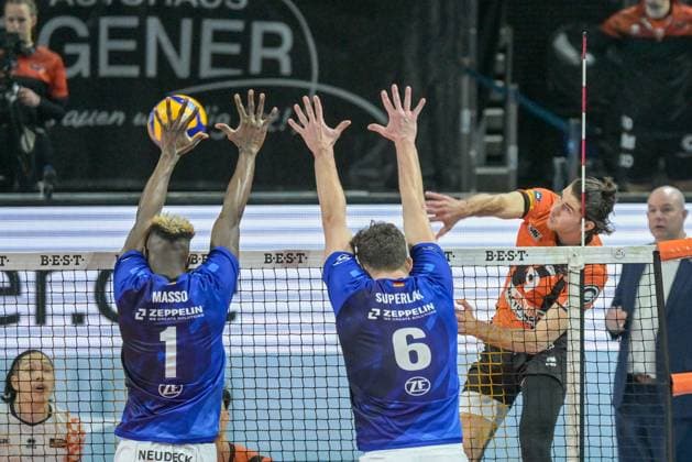 Berlin, Deutschland 20. April 2024: 1. VBL - 2023 2024 - Finale - Sp.3 -Berlin Recycling Volleys vs. VfB Friedrichshafen Im Bild: Copyright: xFotostandx xReuhlx
