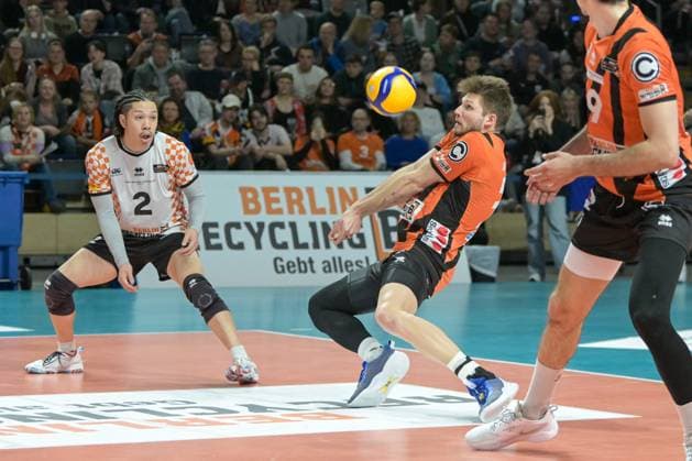 Berlin, Deutschland 20. April 2024: 1. VBL - 2023 2024 - Finale - Sp.3 -Berlin Recycling Volleys vs. VfB Friedrichshafen Im Bild: Ballannahme Ruben Schott (BR Volleys) Copyright: xFotostandx xReuhlx