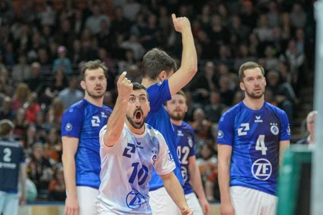 Berlin, Deutschland 20. April 2024: 1. VBL - 2023 2024 - Finale - Sp.3 -Berlin Recycling Volleys vs. VfB Friedrichshafen Im Bild: Nikola Pekovic (VfB Friedrichshafen) ist nicht mit der Schiedsrichterentscheidung einverstanden Copyright: xFotostandx xReuhlx