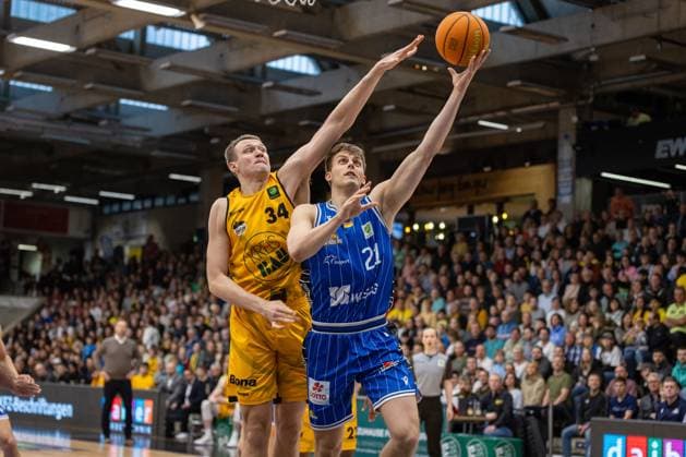 Sport Themen der Woche KW16 Sport Bilder des Tages Nicholas Muszynski (Bozic Estriche Knights Kirchheim, 34) Lorenz Brenneke (Fraport Skyliners, 21) Bozic Estriche Knights Kirchheim vs. Fraport Skyliners, Basketball, 2. Bundesliga, BARMER 2. Basketball Bundesliga, Spielzeit 2023 2024, 33. Spieltag, 20.04.2024 Bozic Estriche Knights Kirchheim vs. Fraport Skyliners, Basketball, 2. Bundesliga, BARMER 2. Basketball Bundesliga, Spielzeit 2023 2024, 33. Spieltag, 20.04.2024 Goeppingen *** Nicholas Muszynski Bozic Estriche Knights Kirchheim, 34 Lorenz Brenneke Fraport Skyliners, 21 Bozic Estriche Knights Kirchheim vs Fraport Skyliners, Basketball, 2 Bundesliga, BARMER 2 Basketball Bundesliga, Season 2023 2024, 33 Matchday, 20 04 2024 Bozic Estriche Knights Kirchheim vs Fraport Skyliners, Basketball, 2 Bundesliga, BARMER 2 Basketball Bundesliga, Season 2023 2024, 33 Matchday, 20 04 2024 Goeppingen Copyright: xEibner-Pressefoto NinaxSanderx EP_NSR