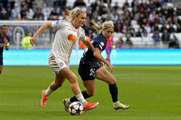 Foot - UWCL - Demi finale - OL vs PSG à Décines le 20 avril 2024 PHOTOPQR LE PROGRES Maxime JEGAT - Décines-Charpieu 20 04 2024 - Foot - UWCL - Demi finale - OL vs PSG à Décines le 20 avril 2024 -Lindsey Horan (OL) et Korbin Albert (PSG) au cours du match opposant l Olympique Lyonnais (OL Lyon en blanc) et le Paris Saint Germain (PSG Paris en bleu) au Groupama Stadium à Décines près de Lyon et comptant pour le match aller de la demie-finale de l UEFA Women Champions League (UWCL), la coupe d Europe de foot. Décines-Charpieu Rhône Rhône-Alpes France  Copyright: xPHOTOPQR LExPROGRES MAXPPPxMaximexJEGATx 20240420LPL2013 20240420LPL2013