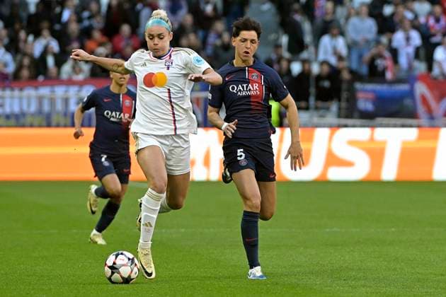 Foot - UWCL - Demi finale - OL vs PSG à Décines le 20 avril 2024 PHOTOPQR LE PROGRES Maxime JEGAT - Décines-Charpieu 20 04 2024 - Foot - UWCL - Demi finale - OL vs PSG à Décines le 20 avril 2024 -Elie Carpenter (OL) et Elisa De Almeida (PSG) au cours du match opposant l Olympique Lyonnais (OL Lyon en blanc) et le Paris Saint Germain (PSG Paris en bleu) au Groupama Stadium à Décines près de Lyon et comptant pour le match aller de la demie-finale de l UEFA Women Champions League (UWCL), la coupe d Europe de foot. Décines-Charpieu Rhône Rhône-Alpes France  Copyright: xPHOTOPQR LExPROGRES MAXPPPxMaximexJEGATx 20240420LPL2014 20240420LPL2014