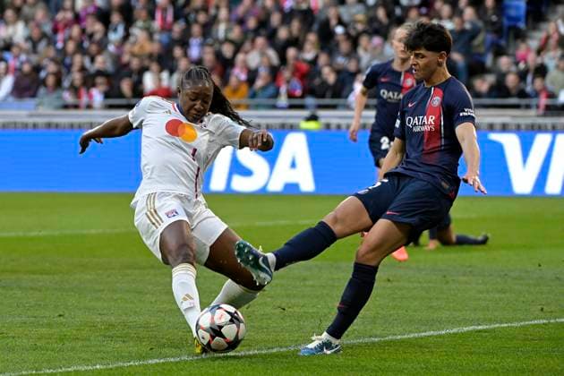 Foot - UWCL - Demi finale - OL vs PSG à Décines le 20 avril 2024 PHOTOPQR LE PROGRES Maxime JEGAT - Décines-Charpieu 20 04 2024 - Foot - UWCL - Demi finale - OL vs PSG à Décines le 20 avril 2024 -Kadidiatou Diani (OL) et Elisa De Almeida (PSG) au cours du match opposant l Olympique Lyonnais (OL Lyon en blanc) et le Paris Saint Germain (PSG Paris en bleu) au Groupama Stadium à Décines près de Lyon et comptant pour le match aller de la demie-finale de l UEFA Women Champions League (UWCL), la coupe d Europe de foot. Décines-Charpieu Rhône Rhône-Alpes France  Copyright: xPHOTOPQR LExPROGRES MAXPPPxMaximexJEGATx 20240420LPL2036 20240420LPL2036