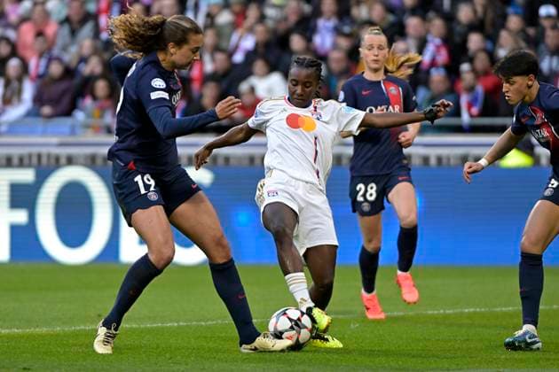 Foot - UWCL - Demi finale - OL vs PSG à Décines le 20 avril 2024 PHOTOPQR LE PROGRES Maxime JEGAT - Décines-Charpieu 20 04 2024 - Foot - UWCL - Demi finale - OL vs PSG à Décines le 20 avril 2024 -Vicki Becho (OL) et Eva Gaetino (PSG) au cours du match opposant l Olympique Lyonnais (OL Lyon en blanc) et le Paris Saint Germain (PSG Paris en bleu) au Groupama Stadium à Décines près de Lyon et comptant pour le match aller de la demie-finale de l UEFA Women Champions League (UWCL), la coupe d Europe de foot. Décines-Charpieu Rhône Rhône-Alpes France  Copyright: xPHOTOPQR LExPROGRES MAXPPPxMaximexJEGATx 20240420LPL2037 20240420LPL2037