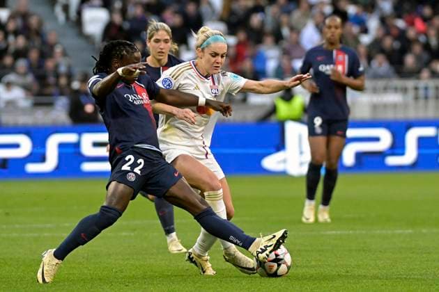 Sport Bilder des Tages Foot - UWCL - Demi finale - OL vs PSG à Décines le 20 avril 2024 PHOTOPQR LE PROGRES Maxime JEGAT - Décines-Charpieu 20 04 2024 - Foot - UWCL - Demi finale - OL vs PSG à Décines le 20 avril 2024 -Elie Carpenter (OL) et Tabitha Chawinga (PSG) au cours du match opposant l Olympique Lyonnais (OL Lyon en blanc) et le Paris Saint Germain (PSG Paris en bleu) au Groupama Stadium à Décines près de Lyon et comptant pour le match aller de la demie-finale de l UEFA Women Champions League (UWCL), la coupe d Europe de foot. Décines-Charpieu Rhône Rhône-Alpes France  Copyright: xPHOTOPQR LExPROGRES MAXPPPxMaximexJEGATx 20240420LPL2134 20240420LPL2134