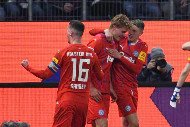 Sport Themen der Woche KW16 Sport Bilder des Tages GER; 2. FBL,, Hamburger SV vs Holstein Kiel 20.04.2024, Volksparkstadion, Hamburg, GER; 2. FBL, Hamburger SV vs Holstein Kiel im Bild Tom Alexander Rothe (Kiel 18) schiesst das Tor zum 1-0 fuer Kiel vorbei an Torhueter Matheo Raab (Hamburg 19) und jubelt mit der Mannschaft *** GER 2 FBL,, Hamburger SV vs Holstein Kiel 20 04 2024, Volksparkstadion, Hamburg, GER 2 FBL, Hamburger SV vs Holstein Kiel in the picture Tom Alexander Rothe Kiel 18 shoots the goal to 1 0 for Kiel past goalkeeper Matheo Raab Hamburg 19 and cheers with the team nordphotoxGmbH xWitke nph00002