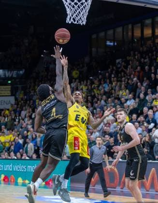 Sport Themen der Woche KW16 Sport Bilder des Tages Oldenburg, Niedersachsen, DEU, 20.04.2024, TJ Crockett (links, Basketball Löwen Braunschweig) und DeWayne Russell (EWE Baskets Oldenburg). EWE Baskets Oldenburg vs. Basketball Löwen Braunschweig. 1. Basketball-Bundesliga Saison 2023 2024, 29. Spieltag, Grosse EWE Arena. EWE Baskets Oldenburg vs. Basketball Löwen Braunschweig *** Oldenburg, Lower Saxony, DEU, 20 04 2024, TJ Crockett left, Basketball Lions Braunschweig and DeWayne Russell EWE Baskets Oldenburg EWE Baskets Oldenburg vs Basketball Lions Braunschweig 1 Basketball Bundesliga Season 2023 2024, Matchday 29, Grosse EWE Arena EWE Baskets Oldenburg vs Basketball Lions Braunschweig www.andreas-burmann.de