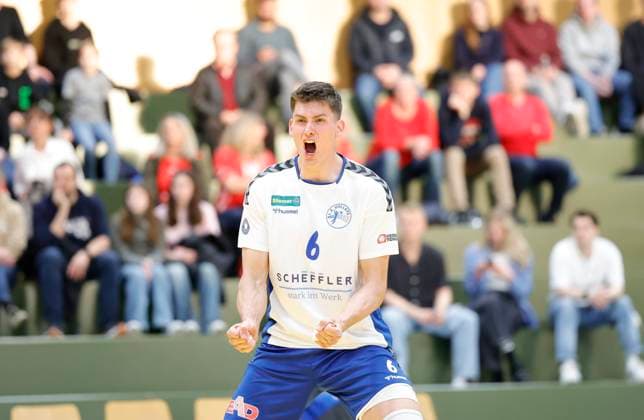 Deutschland - Kriftel - 20.04.2024 Volleyball - Hessen - 2. Bundesliga Süd - Herren Saison 2023 2024 TuS Kriftel (rot) - L.E. Volleys Leipzig (ws) v.l. Yannick Siebeck (L.E. Volleys - Nr. 6) TuS Kriftel - L.E. Volleys Leipzig