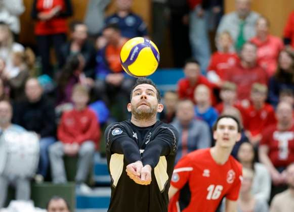 Deutschland - Kriftel - 20.04.2024 Volleyball - Hessen - 2. Bundesliga Süd - Herren Saison 2023 2024 TuS Kriftel (rot) - L.E. Volleys Leipzig (ws) v.l. Felix Blume (Kriftel - Nr. 6) TuS Kriftel - L.E. Volleys Leipzig