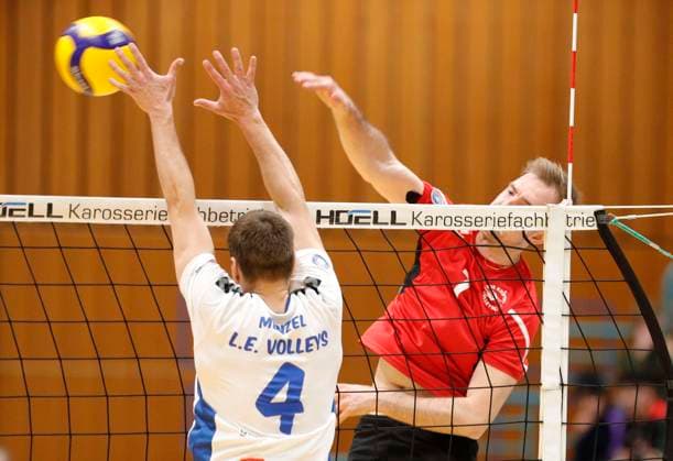 Deutschland - Kriftel - 20.04.2024 Volleyball - Hessen - 2. Bundesliga Süd - Herren Saison 2023 2024 TuS Kriftel (rot) - L.E. Volleys Leipzig (ws) v.l. Rene Menzel (L.E. Volleys - Nr. 4), Jannik Weber (Kriftel - Nr. 7) TuS Kriftel - L.E. Volleys Leipzig
