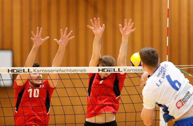 Deutschland - Kriftel - 20.04.2024 Volleyball - Hessen - 2. Bundesliga Süd - Herren Saison 2023 2024 TuS Kriftel (rot) - L.E. Volleys Leipzig (ws) v.l. Philip Büchi (Kriftel - Nr. 10), Jannik Weber (Kriftel - Nr. 7), Yannick Siebeck (L.E. Volleys - Nr. 6) TuS Kriftel - L.E. Volleys Leipzig
