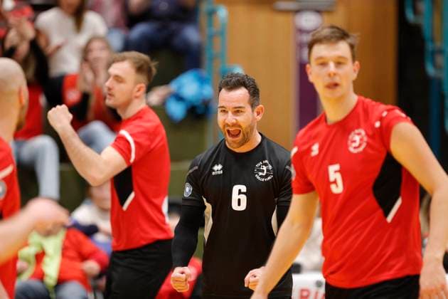 Deutschland - Kriftel - 20.04.2024 Volleyball - Hessen - 2. Bundesliga Süd - Herren Saison 2023 2024 TuS Kriftel (rot) - L.E. Volleys Leipzig (ws) v.l. Felix Blume (Kriftel - Nr. 6), Corin Lodderstedt (Kriftel - Nr. 5) TuS Kriftel - L.E. Volleys Leipzig