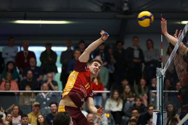 Volleyball I Herren I Saison 2023-2024 I 2. Bundesliga Nord I 21. Spieltag I Kieler TV - orderbase Volleys Münster I 20.04.2024 Peter Klaua (17, Kieler TV Adler) beim Angriff Kiel Hein-Dahlinger-Halle Schleswig-Holstein Deutschland Copyright: xLobeca JasperxLorenzx