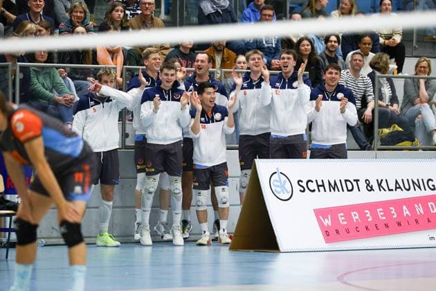 Volleyball I Herren I Saison 2023-2024 I 2. Bundesliga Nord I 21. Spieltag I Kieler TV - orderbase Volleys Münster I 20.04.2024 Die Auswechselspieler der orderbase Volleys Münster jubeln Kiel Hein-Dahlinger-Halle Schleswig-Holstein Deutschland Copyright: xLobeca JasperxLorenzx