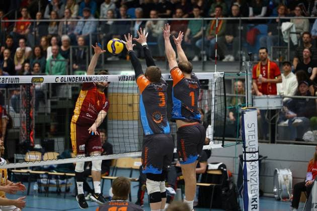 Volleyball I Herren I Saison 2023-2024 I 2. Bundesliga Nord I 21. Spieltag I Kieler TV - orderbase Volleys Münster I 20.04.2024 Freddy Kähler (4, Kieler TV Adler) beim Angriff gegen den Block von Friedrich Nagel (3, orderbase Volleys Münster) und Kevin Janzen (1, orderbase Volleys Münster) Kiel Hein-Dahlinger-Halle Schleswig-Holstein Deutschland Copyright: xLobeca JasperxLorenzx