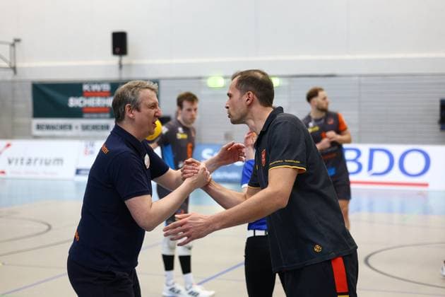 Volleyball I Herren I Saison 2023-2024 I 2. Bundesliga Nord I 21. Spieltag I Kieler TV - orderbase Volleys Münster I 20.04.2024 Die Trainer Kai Annacker (orderbase Volleys Münster) und Eric Koreng (Kieler TV Adler) beim Handshake vor dem Spiel Kiel Hein-Dahlinger-Halle Schleswig-Holstein Deutschland Copyright: xLobeca JasperxLorenzx