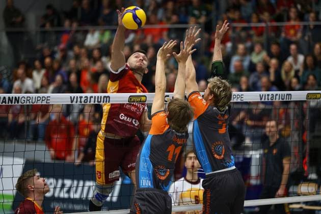 Volleyball I Herren I Saison 2023-2024 I 2. Bundesliga Nord I 21. Spieltag I Kieler TV - orderbase Volleys Münster I 20.04.2024 Joao Vitor Meirelles Thomaz (15, Kieler TV Adler) beim Angriff gegen den Block von Aaron Zumdick (11, orderbase Volleys Münster) und Luca Brirup (5, orderbase Volleys Münster) Kiel Hein-Dahlinger-Halle Schleswig-Holstein Deutschland Copyright: xLobeca JasperxLorenzx