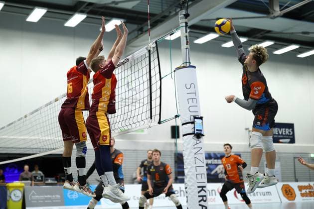 Volleyball I Herren I Saison 2023-2024 I 2. Bundesliga Nord I 21. Spieltag I Kieler TV - orderbase Volleys Münster I 20.04.2024 Joao Vitor Meirelles Thomaz (15, Kieler TV Adler) und Mattis Lehmann (1, Kieler TV Adler) beim Block gegen den Angriff von Dominik Rutke (16, orderbase Volleys Münster) Kiel Hein-Dahlinger-Halle Schleswig-Holstein Deutschland Copyright: xLobeca JasperxLorenzx