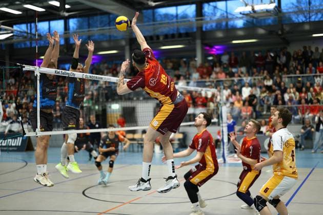 Volleyball I Herren I Saison 2023-2024 I 2. Bundesliga Nord I 21. Spieltag I Kieler TV - orderbase Volleys Münster I 20.04.2024 Junio CÃ sar Tavares Maciel (18, Kieler TV Adler) beim Angriff Kiel Hein-Dahlinger-Halle Schleswig-Holstein Deutschland Copyright: xLobeca JasperxLorenzx