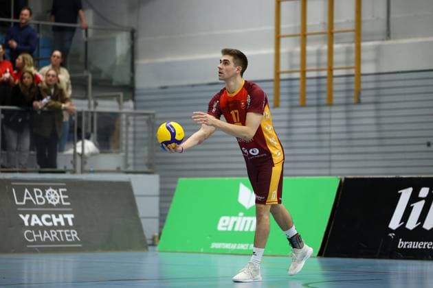 Volleyball I Herren I Saison 2023-2024 I 2. Bundesliga Nord I 21. Spieltag I Kieler TV - orderbase Volleys Münster I 20.04.2024 Peter Klaua (17, Kieler TV Adler) wirft sich den Ball für den Aufschlag an Kiel Hein-Dahlinger-Halle Schleswig-Holstein Deutschland Copyright: xLobeca JasperxLorenzx
