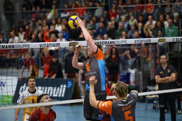 Volleyball I Herren I Saison 2023-2024 I 2. Bundesliga Nord I 21. Spieltag I Kieler TV - orderbase Volleys Münster I 20.04.2024 Moritz Lembeck (6, orderbase Volleys Münster) macht einen Zuspieltrick Kiel Hein-Dahlinger-Halle Schleswig-Holstein Deutschland Copyright: xLobeca JasperxLorenzx