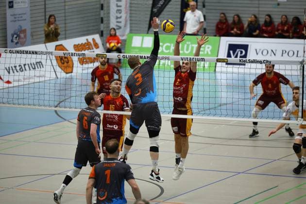 Volleyball I Herren I Saison 2023-2024 I 2. Bundesliga Nord I 21. Spieltag I Kieler TV - orderbase Volleys Münster I 20.04.2024 Friedrich Nagel (3, orderbase Volleys Münster) beim Angriff gegen den Block von Peter Klaua (17, Kieler TV Adler) Kiel Hein-Dahlinger-Halle Schleswig-Holstein Deutschland Copyright: xLobeca JasperxLorenzx