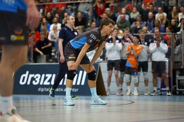 Volleyball I Herren I Saison 2023-2024 I 2. Bundesliga Nord I 21. Spieltag I Kieler TV - orderbase Volleys Münster I 20.04.2024 Aaron Zumdick (11, orderbase Volleys Münster) steht bereit zur Annahme Kiel Hein-Dahlinger-Halle Schleswig-Holstein Deutschland Copyright: xLobeca JasperxLorenzx