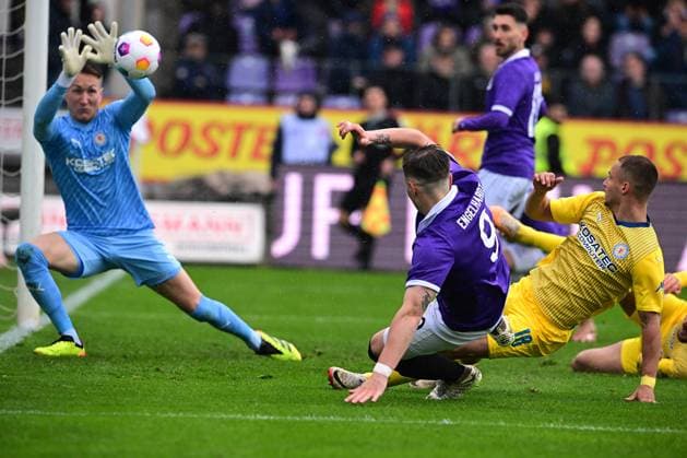 20-04-2024 pmk NH113061 Fussball Herren 2.Bundesliga Saison 2023 2024 Bremer Bruecke Osnabrueck VfL Osnabrueck - Eintracht Braunschweig Sondertrikot VfL Osnabrueck 125 Jahre Ron-Torben HOFFMANN (01) -Torwart- Braunschweig Erik ENGELHARDT (09) Osnabrueck Marvin RITTMUELLER (18) Braunschweig