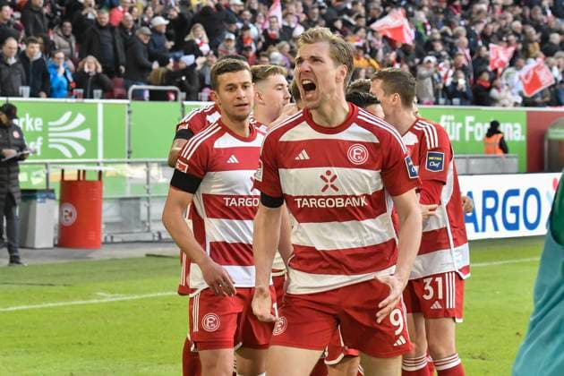 Vincent Vermeij ( 9, Fortuna Duesseldorf) jubelt nach dem Tor zum 1:0 mit der Mannschaft 20.04.2024 Fussball Fortuna Duesseldorf vs SpVgg Greuther Fuerth, Merkur Spiel-Arena, Duesseldorf, DFB DFL REGULATIONS PROHIBIT ANY USE OF PHOTOGRAPHS AS IMAGE SEQUENCES AND OR QUASI-VIDEO NRW Germany