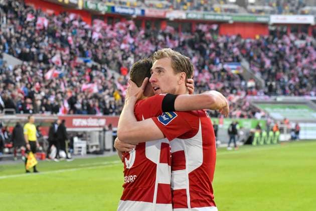 Vincent Vermeij ( 9, Fortuna Duesseldorf) jubelt nach dem Tor zum 1:0 mit Tim Oberdorf ( 15, Fortuna Duesseldorf) 20.04.2024 Fussball Fortuna Duesseldorf vs SpVgg Greuther Fuerth, Merkur Spiel-Arena, Duesseldorf, DFB DFL REGULATIONS PROHIBIT ANY USE OF PHOTOGRAPHS AS IMAGE SEQUENCES AND OR QUASI-VIDEO NRW Germany