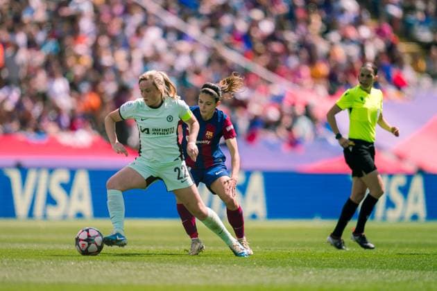 (240421) -- BARCELONA, April 21, 2024 -- Barcelona s Aitana Bonmati (C) vies with Erin Cuthbert of Chelsea during the UEFA Women s Champions League semifinal between Barcelona and Chelsea in Barcelona, Spain, on April 20, 2024. (Photo by Xinhua) (SP)SPAIN-BARCELONA-FOOTBALL-UEFA WOMEN S CHAMPIONS LEAGUE-BARCELONA VS CHELSEA JoanxGosa 