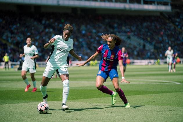 (240421) -- BARCELONA, April 21, 2024 -- Barcelona s Salma Paralluelo (R) competes against Kadeisha Buchanan of Chelsea during the UEFA Women s Champions League semifinal between Barcelona and Chelsea in Barcelona, Spain, on April 20, 2024. (Photo by Xinhua) (SP)SPAIN-BARCELONA-FOOTBALL-UEFA WOMEN S CHAMPIONS LEAGUE-BARCELONA VS CHELSEA JoanxGosa 