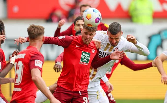 Fussball - 2. BL - 1. FC Kaiserslautern - SV Wehen Wiesbaden - 20.04.24, Jan Elvedi (FCK), Ivan Prtajin (SVWW), -