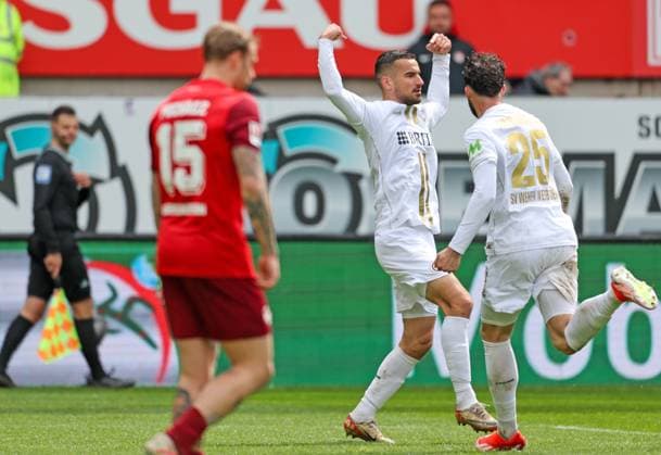 Fussball - 2. BL - 1. FC Kaiserslautern - SV Wehen Wiesbaden - 20.04.24, Ausgleich durch Ivan Prtajin, bejubelt von Nikolas Agrafiotis (alle SVWW), -