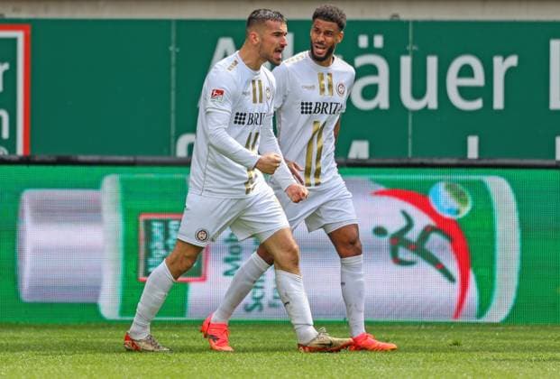Fussball - 2. BL - 1. FC Kaiserslautern - SV Wehen Wiesbaden - 20.04.24, Ausgleich durch Ivan Prtajin, beglückwünscht von Martin Angha (alle SVWW), -