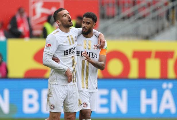 Fussball - 2. BL - 1. FC Kaiserslautern - SV Wehen Wiesbaden - 20.04.24, Ivan Prtajin, Martin Angha (SVWW), -