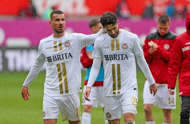 Fussball - 2. BL - 1. FC Kaiserslautern - SV Wehen Wiesbaden - 20.04.24, Ivan Prtajin, Nikolas Agrafiotis (SVWW), -