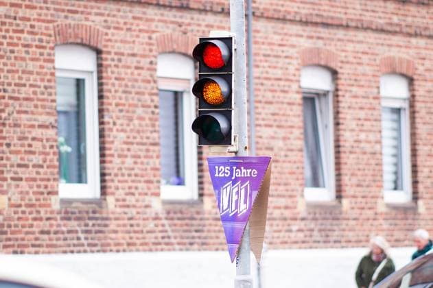 20.04.2024 - Fußball, 2023 2024, 2. Bundesliga, 30. Spieltag, VfL Osnabrück - Eintracht Braunschweig: An einer Ampel hängt ein Wimpel zum 125-jährigen Vereinsjubiläum des VfL Osnabrück DFL REGULATIONS PROHIBIT ANY USE OF PHOTOGRAPHS AS IMAGE SEQUENCES AND OR QUASI-VIDEO.
